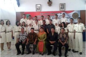 Bupati Kuningan berfoto bersama dengan paskibraka Kuningan.